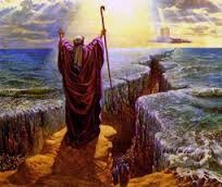 موسى يشق البحر الأحمر